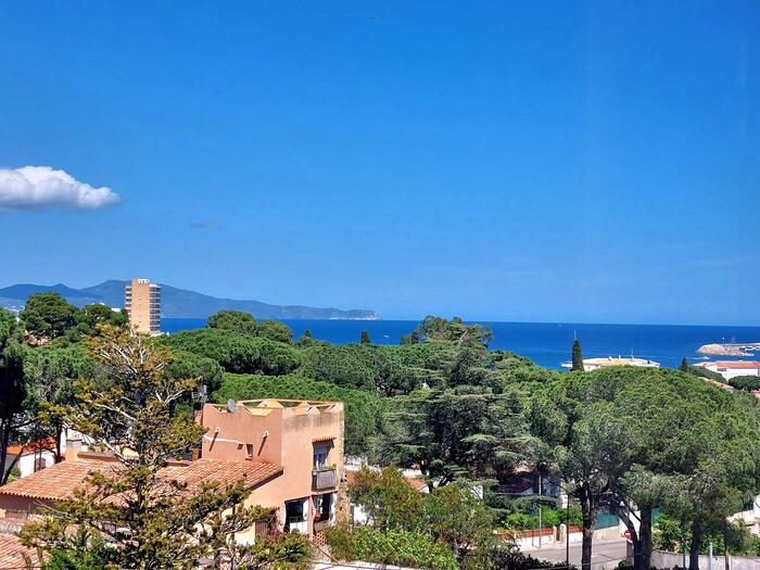 Apartment -
                        L´escala -
                        1 bedroom -
                        0 persons